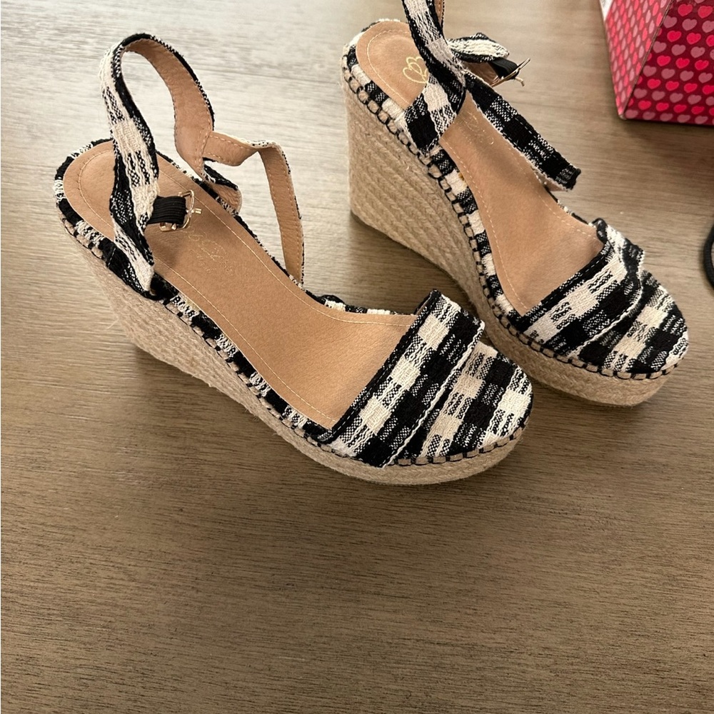 DBDK fashion black and white wedges new size 8.5